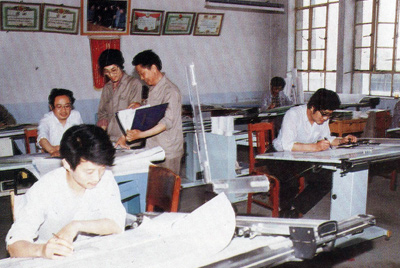 从1984年第一季度到抓管理上登记全面提高企业素质验收前，采取分线检查、总结成绩、找出差距、提出措施、限期整改的方法，使各项工作在整顿中巩固提高，在巩固提高中进行再整顿，再提高。