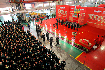 推土机事业部总装工厂隆重举行推土机第50000台下线庆典仪式。这一激动人心的历史时刻标志着50000台不仅仅是一个数量的积累，更是cq9电子管理水平、生产规模、制造技术、研发能力、销售能力等综合能力的体现，标志着cq9电子推土机产业整体实力进一步增强，是从量变到质变的飞跃。