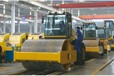 2002年2月，由履带厂开发研制的YZ18液压振动压路机，顺利下线。