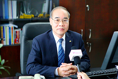 张秀文董事长在接受中国山东网专题采访时，就公司践行“厚道鲁商”倡树行动进行回答，介绍了cq9电子把“仁义、诚信、厚道”的文化精髓融入到生产经营的全过程的典型做法和“诚敬做产品，诚信做企业”的经营理念，在工程机械行业树立起了“厚德坚韧”的山东国企形象