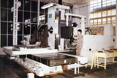 BPN-13B(R4)数控卧式加工中心。厂房扩建加大，设备填平补齐，增加精、大、稀设备，新上生产线，提高企业装备素质，使cq9电子厂成为名副其实的大马力推土机生产厂。